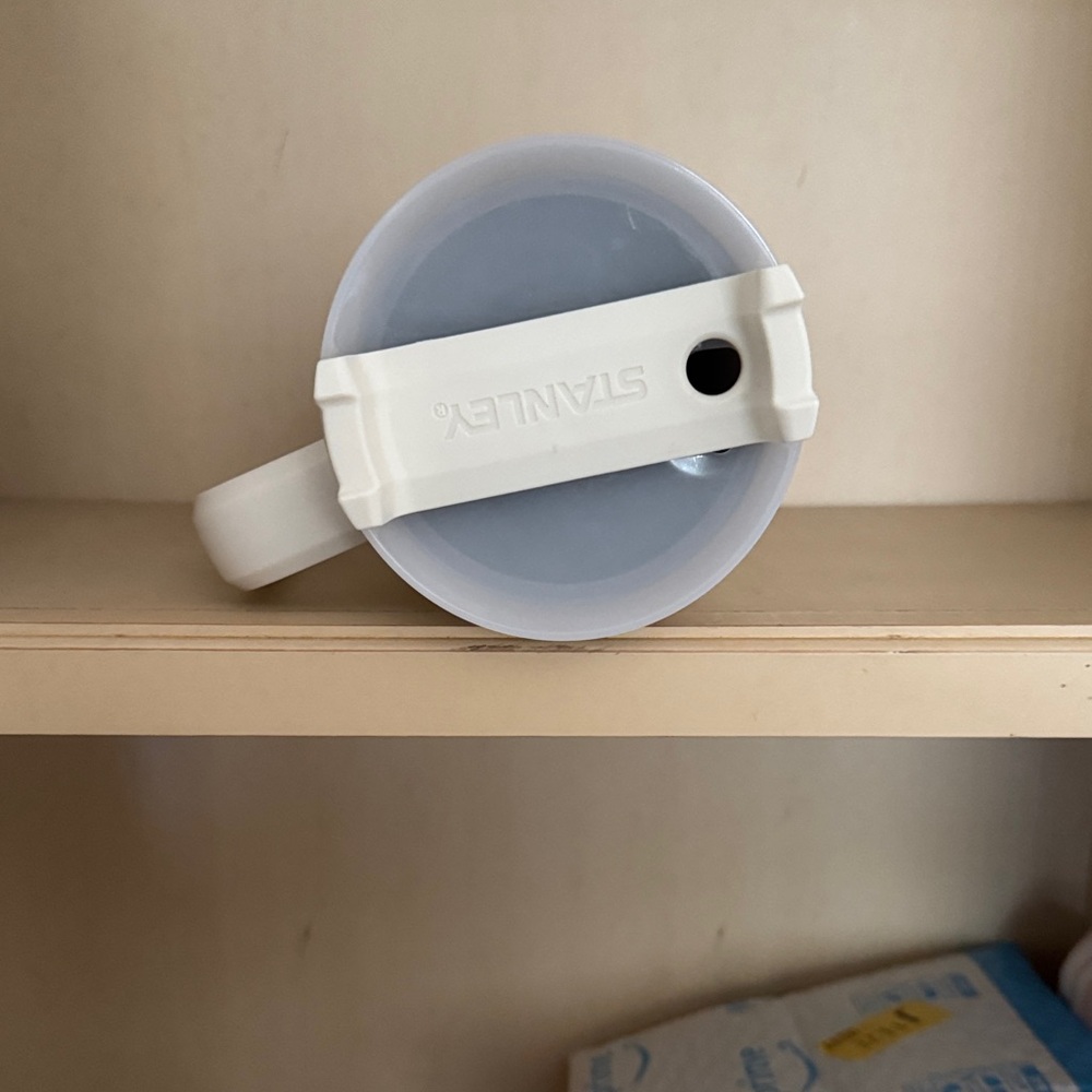 Stanley Cream Insulated Travel Mug with Handle - Picture 4 of 7